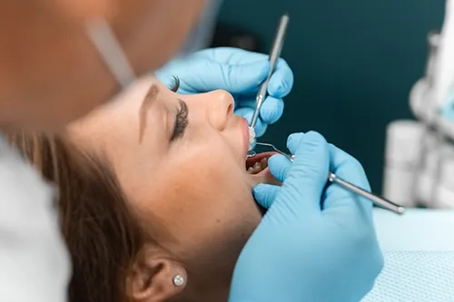 Joven recibiendo tratamiento en clínica dental en San Baudilio de Llobregat, Cataluña