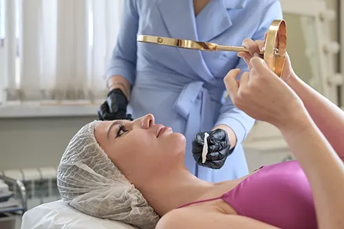 Joven viendo resultado del tratamiento de belleza, Santander, Cantabria