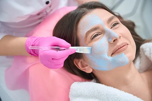 Aplicación de una mascarilla facial en centro de estética en Santander, Cantabria